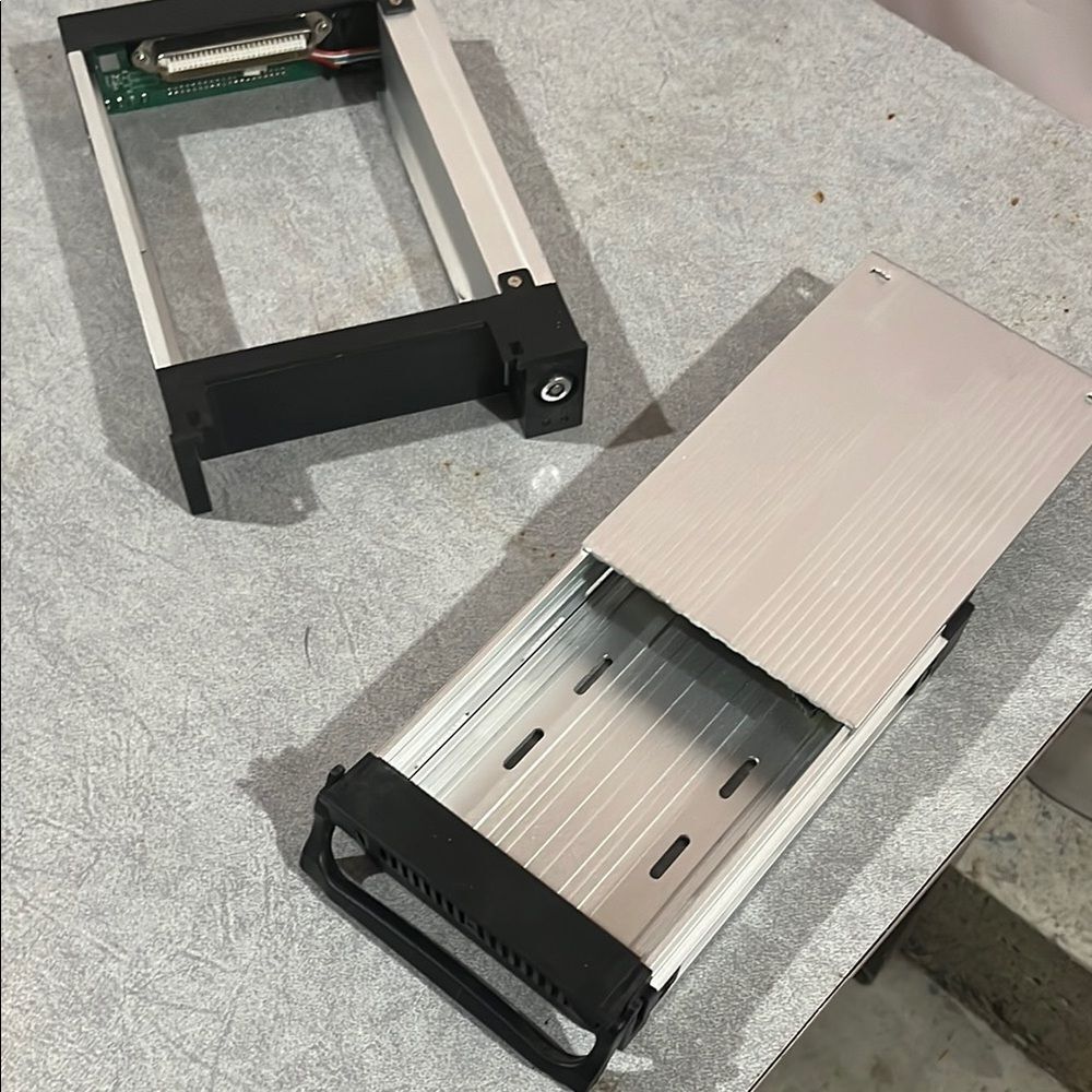 Silver Computer Drive Bay Enclosure with key - Picture 3 of 4